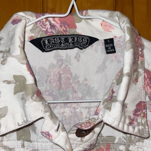 Last Kiss cut off jacket with flower design Size Large - Picture 2 of 3